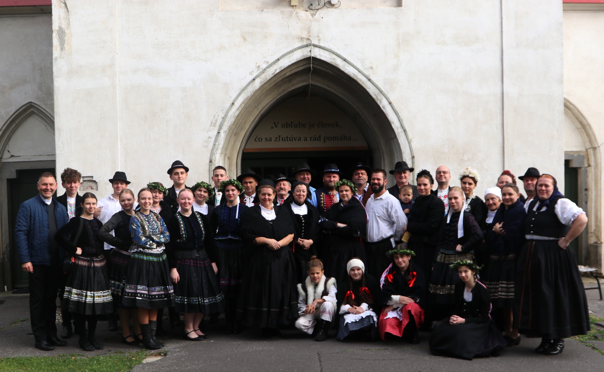 Spoločná fotografia pred kostolom sv. Mikuláša v Pukanci